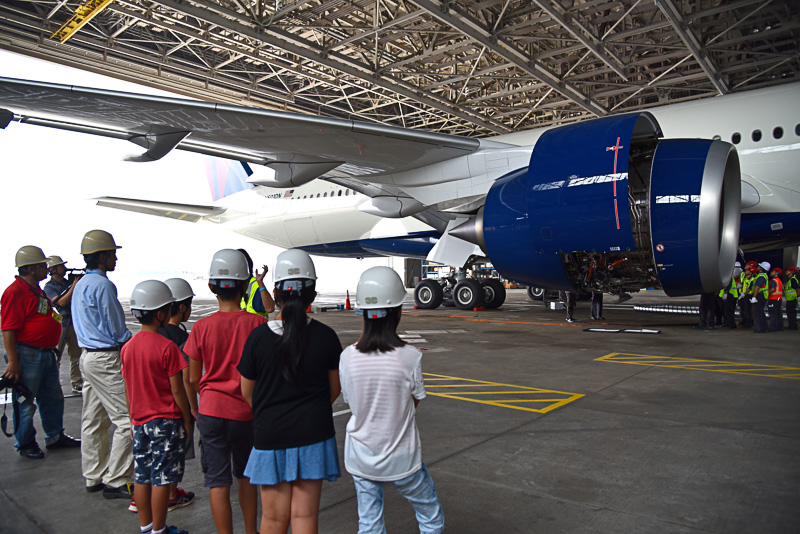 格納庫にはデルタ航空の最新機材エアバス A350-900型機の初号機の姿があり、OJTの真っ最中。エンジン部分が開く瞬間も目撃できた