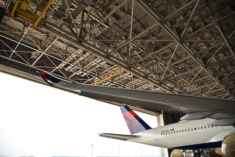 ウィングレットが空気抵抗を減らし燃費を向上させることや、翼には燃料がドラム缶約690本までが入ること。そしてここから南極大陸まで1万5000km飛べると説明