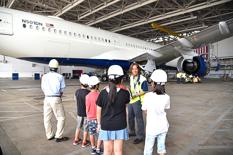ウィングレットが空気抵抗を減らし燃費を向上させることや、翼には燃料がドラム缶約690本までが入ること。そしてここから南極大陸まで1万5000km飛べると説明
