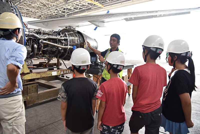 スコープでエンジンの中の様子を全員で確認。ライト点灯も実演