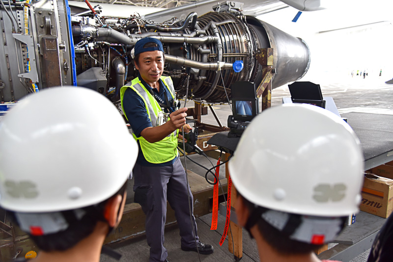 スコープでエンジンの中の様子を全員で確認。ライト点灯も実演