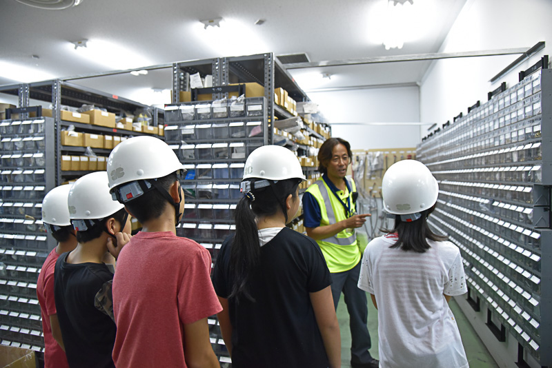 何万にも及ぶパーツは大きさ、太さが似ている部品も多く整備書から探すのが大変とのことだ。現在はタブレットを利用し検索ができるため時間短縮が可能になったという