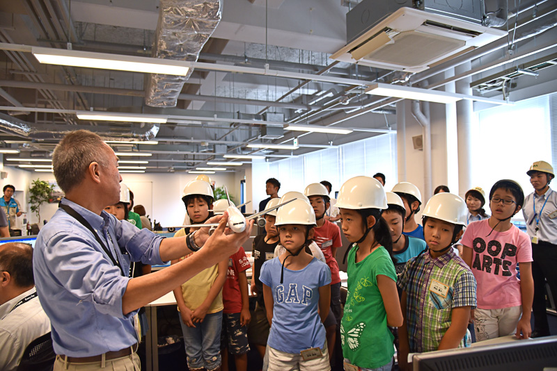 刻々と表示が移り変わるモニターを実際にチェックし、模型も使いながら解説は進む