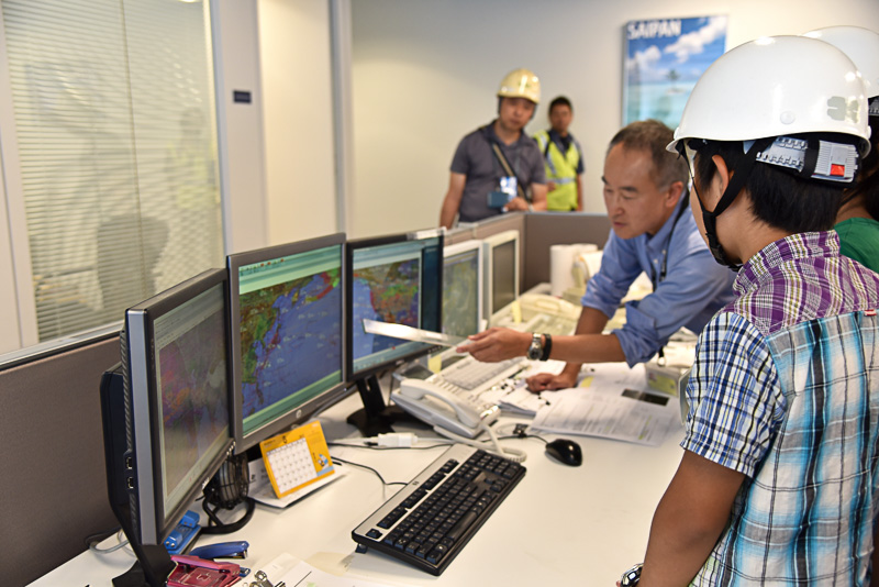 刻々と表示が移り変わるモニターを実際にチェックし、模型も使いながら解説は進む