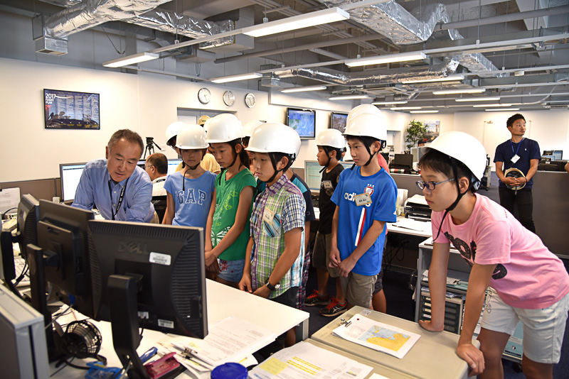 刻々と表示が移り変わるモニターを実際にチェックし、模型も使いながら解説は進む