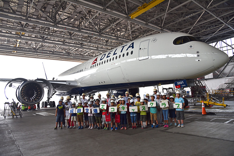 2組に分かれエアバス A350-900型機とともに記念撮影