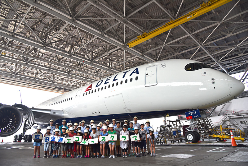 2組に分かれエアバス A350-900型機とともに記念撮影