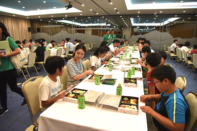 「いただきます！」の声とともに一気に頬張るメンバーも