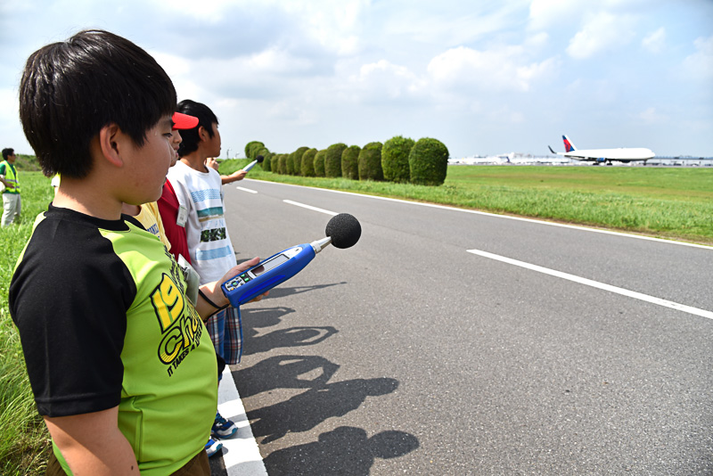 滑走路に測定器向けて自分たちで音を測定した