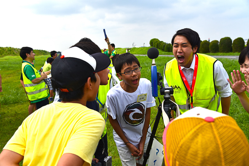 測定後は「チーム対抗・大声コンテスト」がその場で開催された。いい笑顔で測定器のマイクに向けて叫んだ