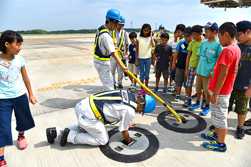 足下に2つのマンホールが並ぶ。ピット内には地上ケーブルが設置されている