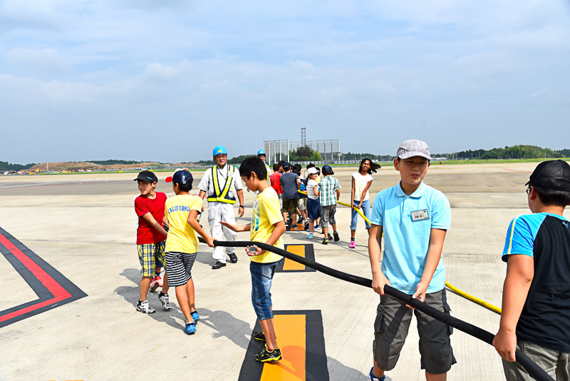 ピットに格納されている地上ケーブルを伸ばし、実際に持って重さや長さ、大きさを体験することができた