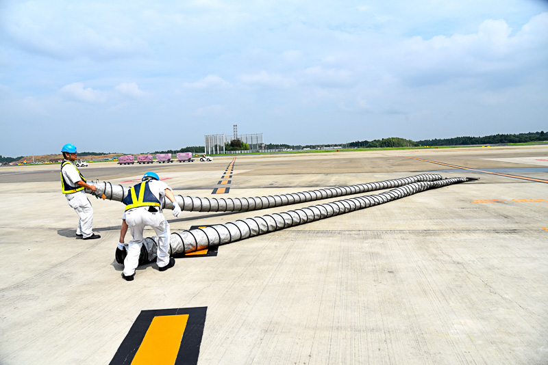 もう1つのマンホールからは巨大なエアコンホースが現われた