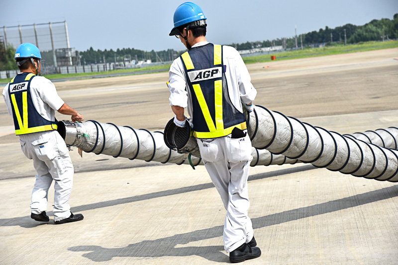 もう1つのマンホールからは巨大なエアコンホースが現われた
