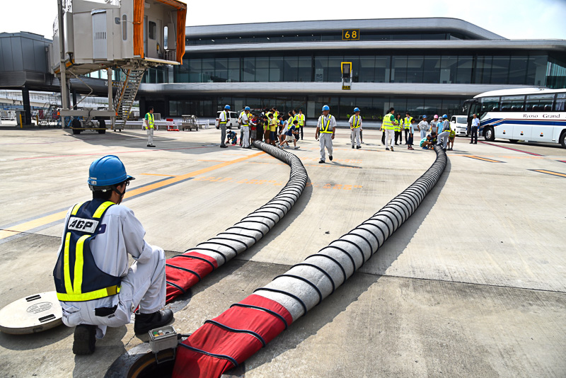 もう1つのマンホールからは巨大なエアコンホースが現われた