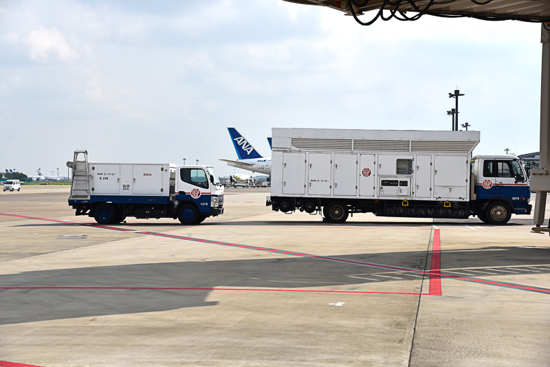 プログラムのために移動式の電源車とエアコン車の姿も。右がエアコン車、左が電源車