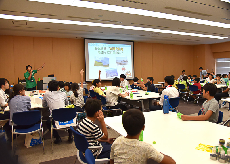 成田国際空港が採用する太陽光発電とその活用法を紹介。「第1ターミナル・展望デッキ」のソーラーパネルについても言及した