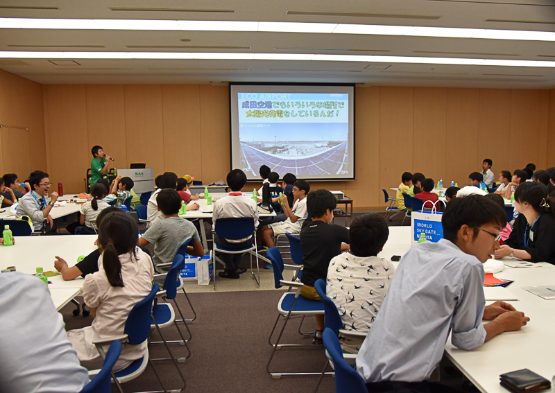 成田国際空港が採用する太陽光発電とその活用法を紹介。「第1ターミナル・展望デッキ」のソーラーパネルについても言及した
