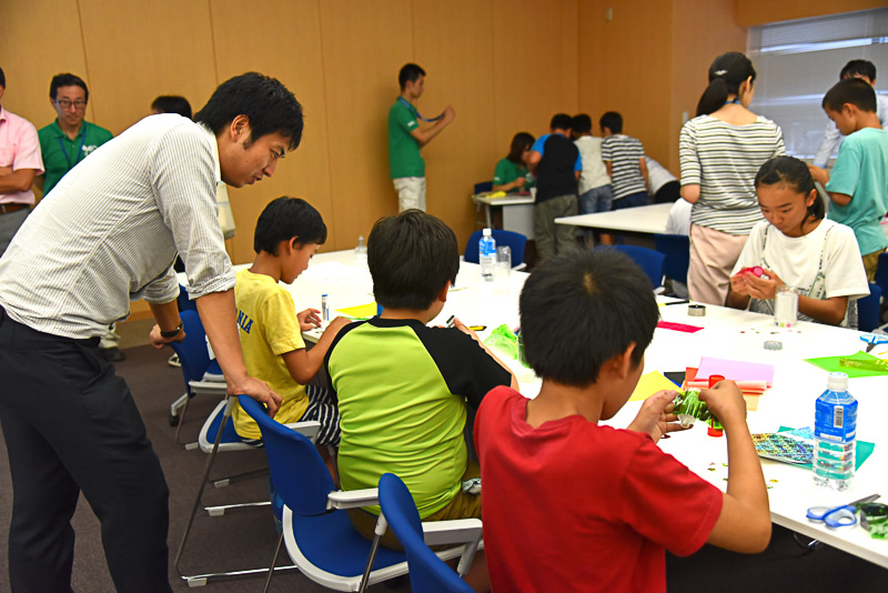 正面のスライドで作り方を丁寧に解説。チームリーダーに助けを求めれば、ヒントももらえる