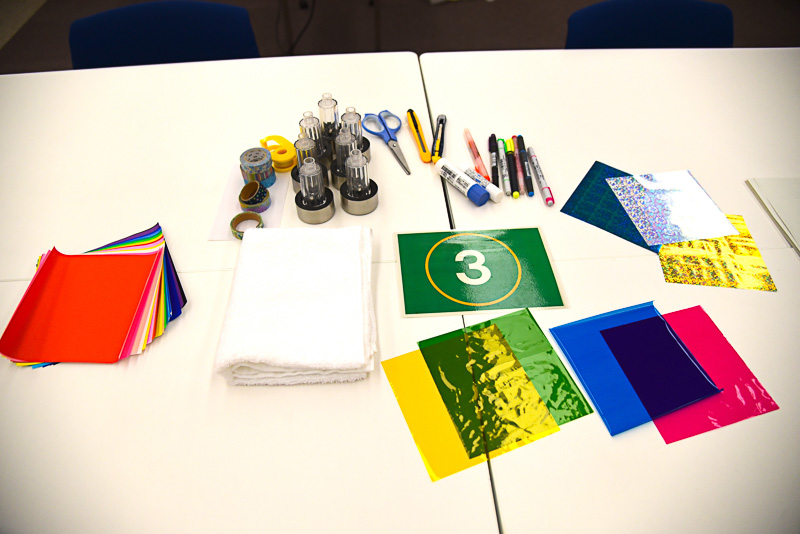 材料はソーラー発電パネル（ガーデン用）、ランチで飲んだお茶の空のペットボトル１本、トレーシングペーパー。マスキングテープなどは皆で使う。人数分の道具が揃っているかどうかもチェック