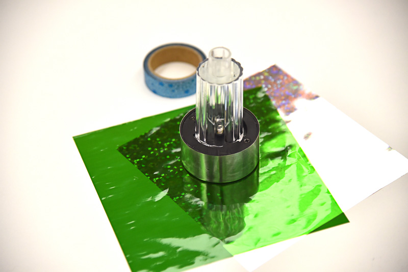 材料はソーラー発電パネル（ガーデン用）、ランチで飲んだお茶の空のペットボトル１本、トレーシングペーパー。マスキングテープなどは皆で使う。人数分の道具が揃っているかどうかもチェック