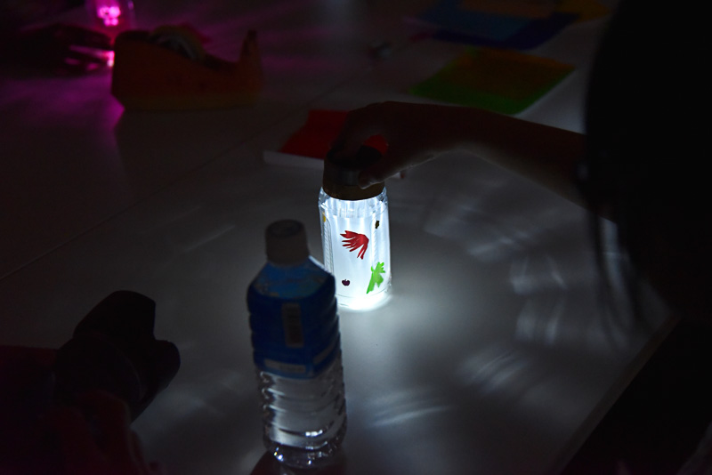 部屋が暗くなると自動でそれぞれのソーラーランタンが点灯を始めた