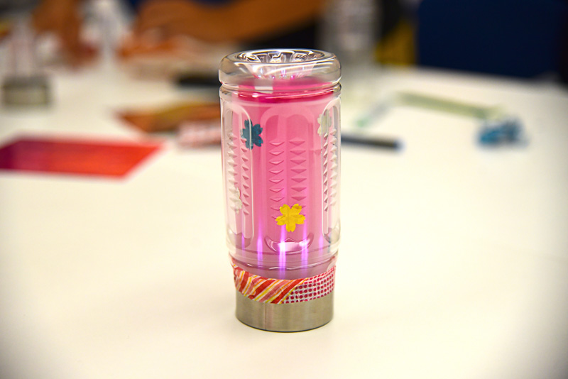 お茶のラベルをポイントにモザイク調に仕上げた