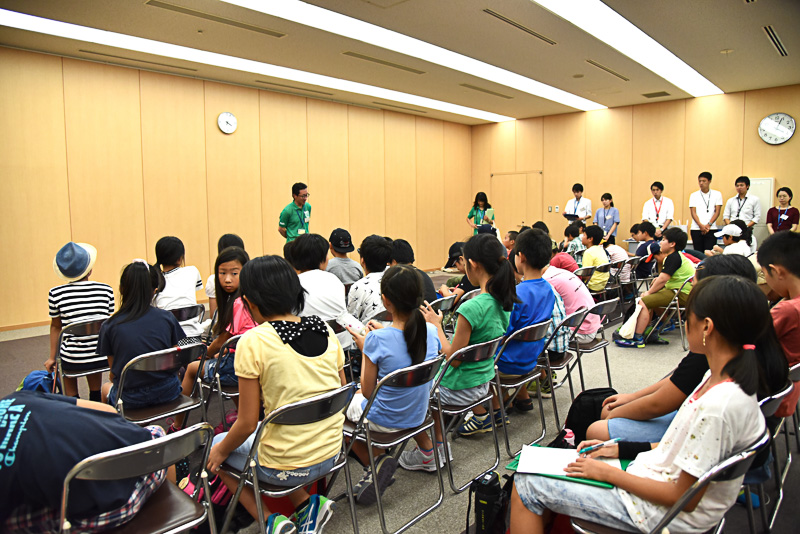 第1回エコツアーを終えて、終了式で田所氏の話を聞くエコキッズ・クラブのメンバー。終了後は感想をアンケートに記入した