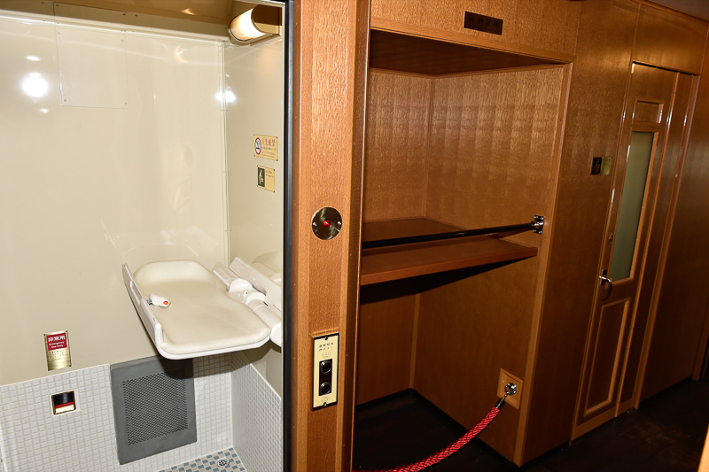 多目的トイレの隣にはベビーカーも余裕で収納できる荷物置場が設けられている