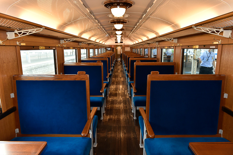 車内全景。4号車から2号車まではシート表面のカラーがブルーとなる