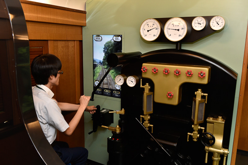 運転シミュレータ。実際のSLを運転するように、逆転機を加減弁を駆使しながら、機関車を進めていく内容となっており、風景は実際の山口線の風景が表示される