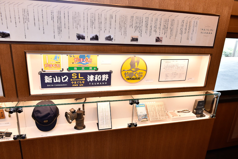 当時のヘッドマークや、改札鋏、日付印字機などが展示