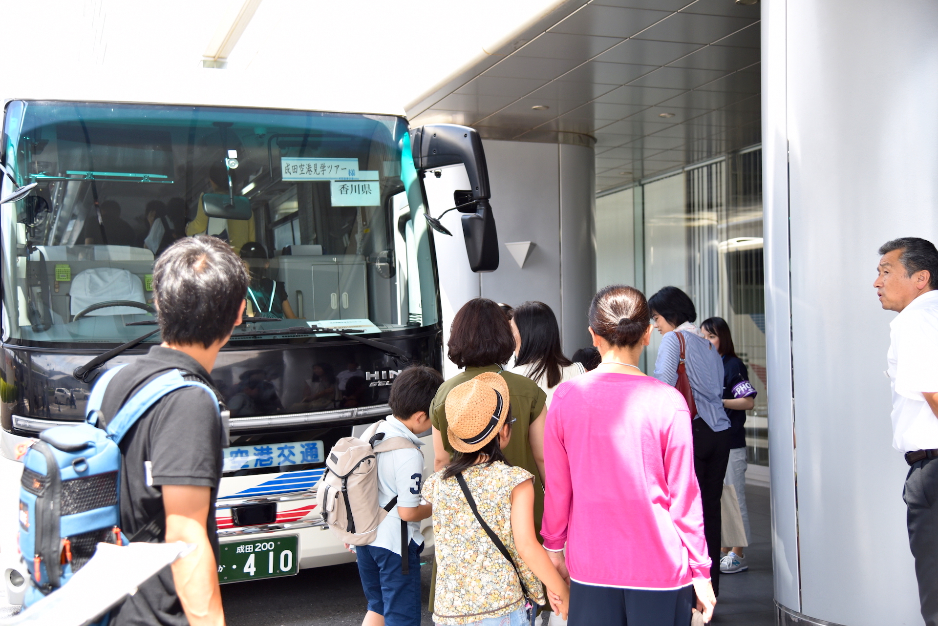 空港内はクルマでの移動。専用バスに乗り込んだ