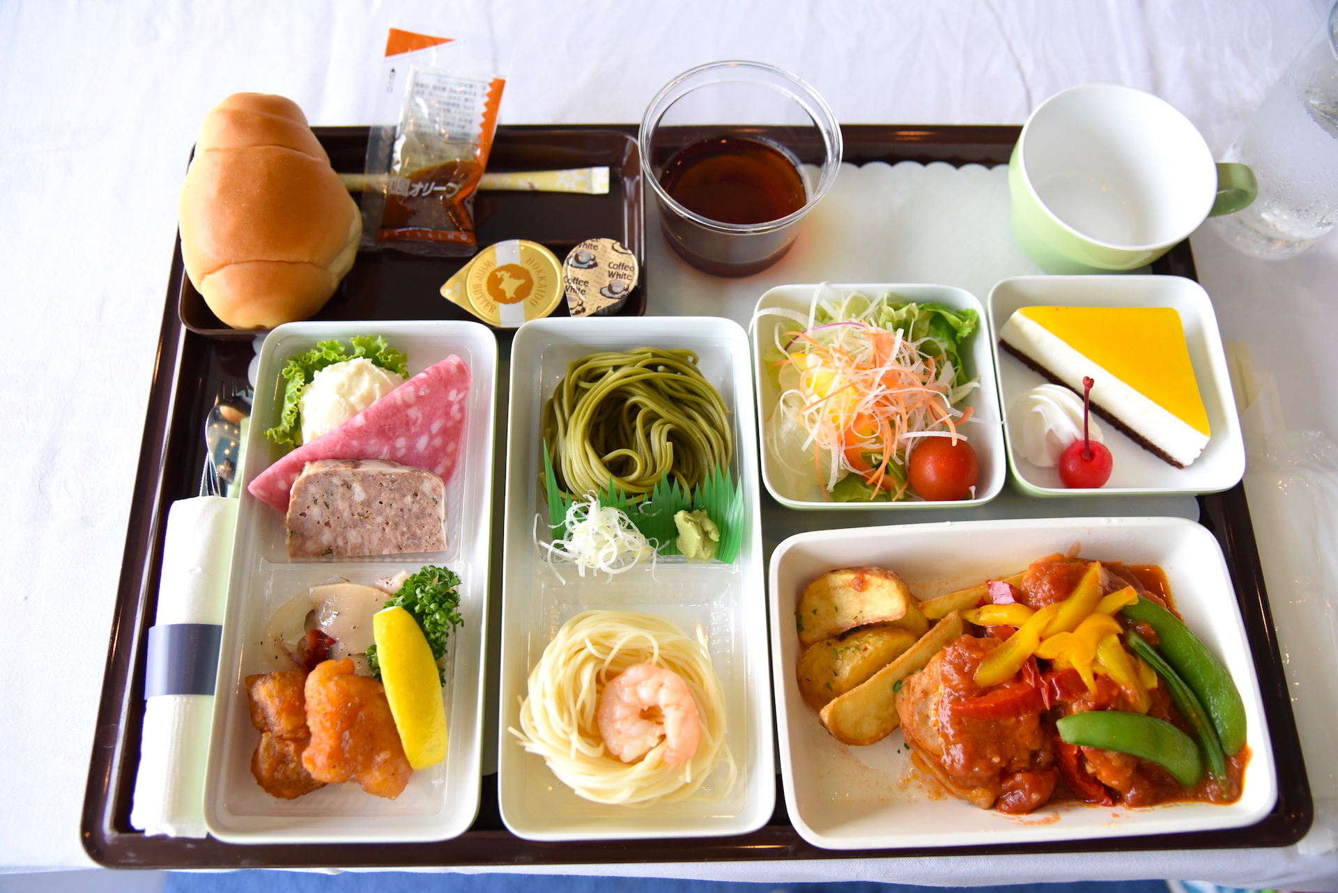 「成田エアポートレストハウス」で提供された「機内食風ランチ」。じっくり煮込まれたトマトソースがチキンの旨味にベストマッチなメインから、つるりと夏にぴったりの茶蕎麦や卵麺まで幅広く味わえた
