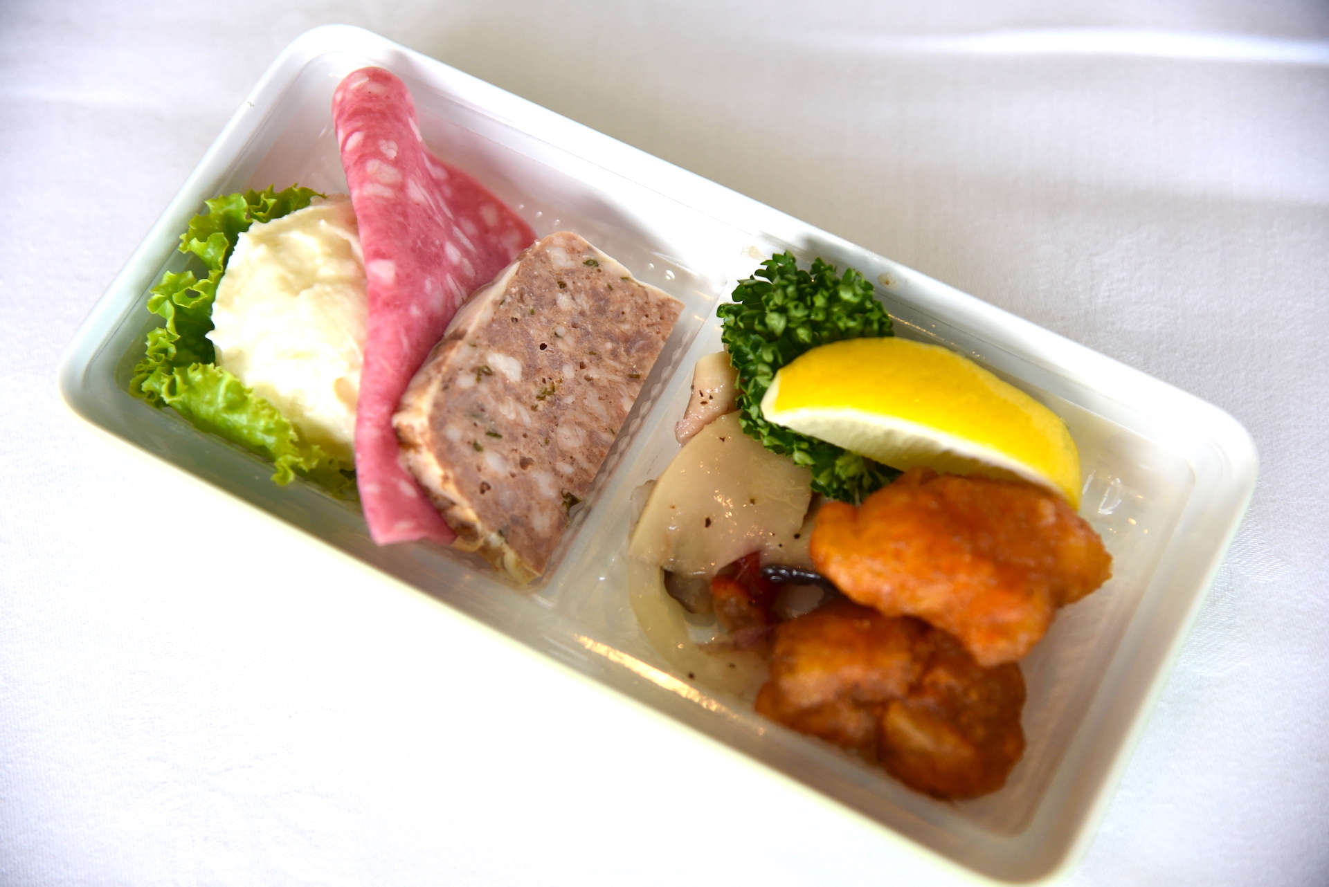 「成田エアポートレストハウス」で提供された「機内食風ランチ」。じっくり煮込まれたトマトソースがチキンの旨味にベストマッチなメインから、つるりと夏にぴったりの茶蕎麦や卵麺まで幅広く味わえた