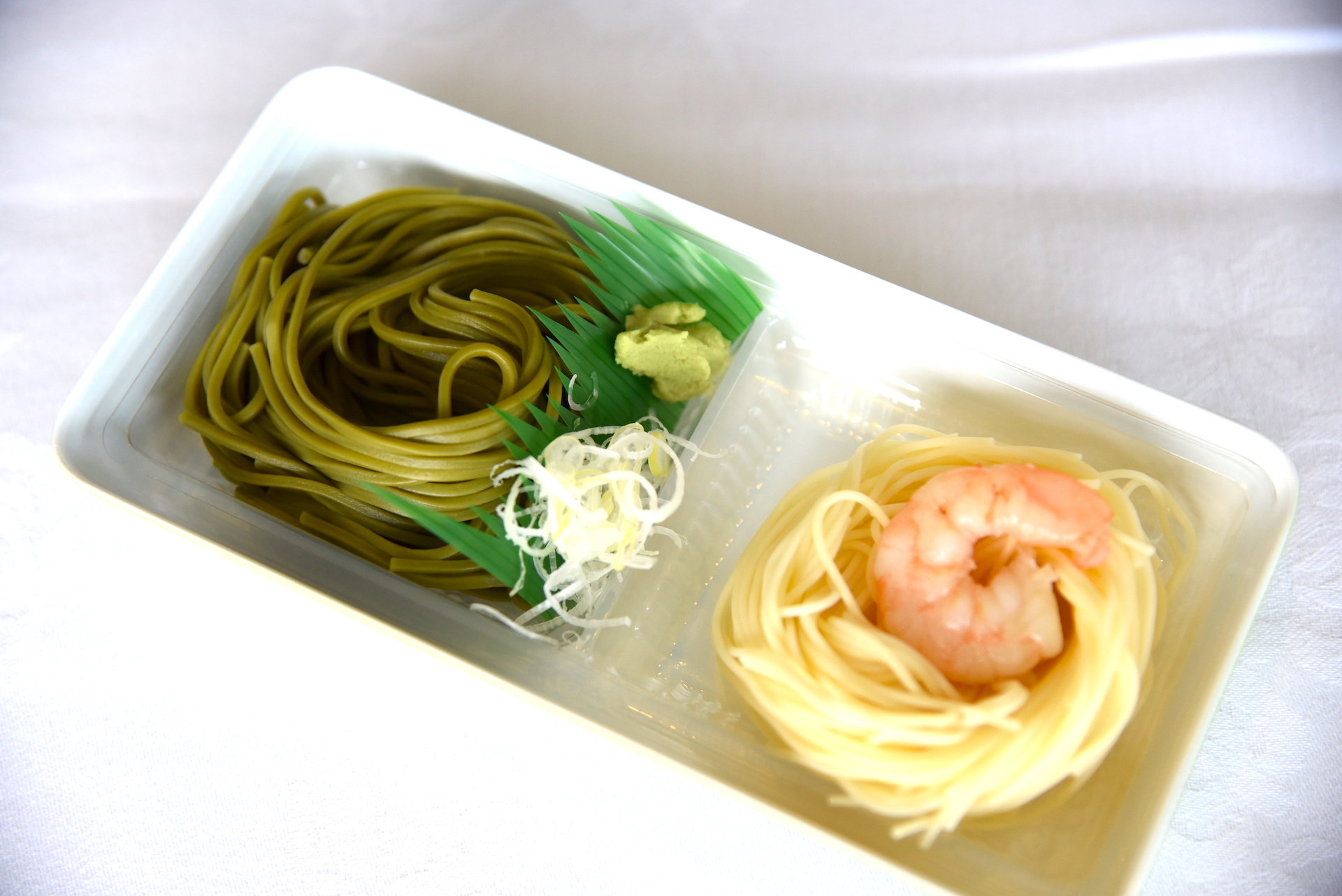 「成田エアポートレストハウス」で提供された「機内食風ランチ」。じっくり煮込まれたトマトソースがチキンの旨味にベストマッチなメインから、つるりと夏にぴったりの茶蕎麦や卵麺まで幅広く味わえた