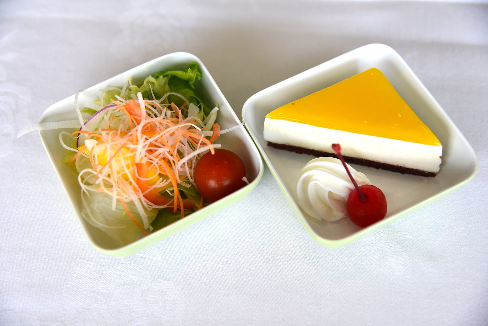 「成田エアポートレストハウス」で提供された「機内食風ランチ」。じっくり煮込まれたトマトソースがチキンの旨味にベストマッチなメインから、つるりと夏にぴったりの茶蕎麦や卵麺まで幅広く味わえた