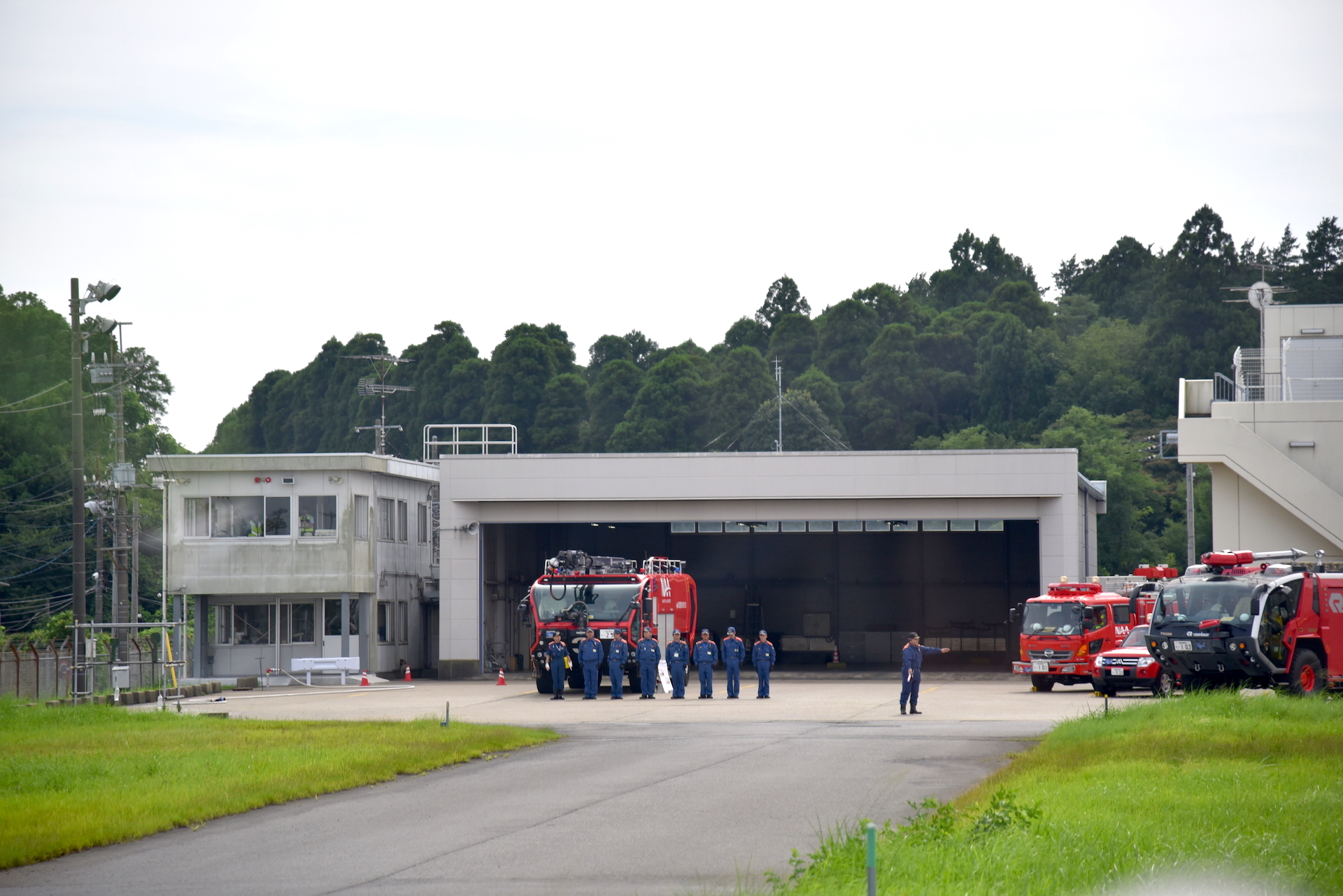 「空港消防西分遣所」に近づくと隊員たちが整列する姿が見えてきた