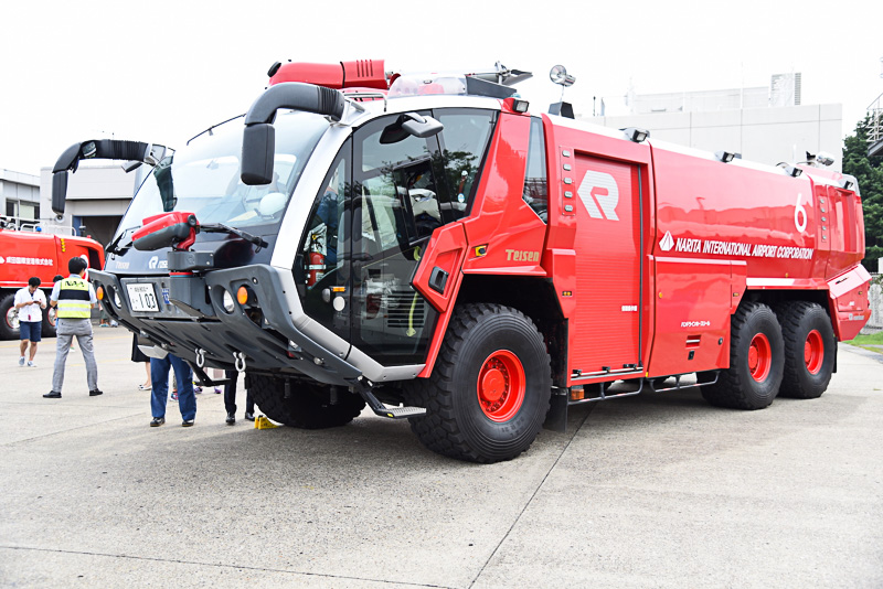 オーストリアのRosenbauer（ローゼンバウアー）製の「12500型化学消防車 パンター6×6」も待機