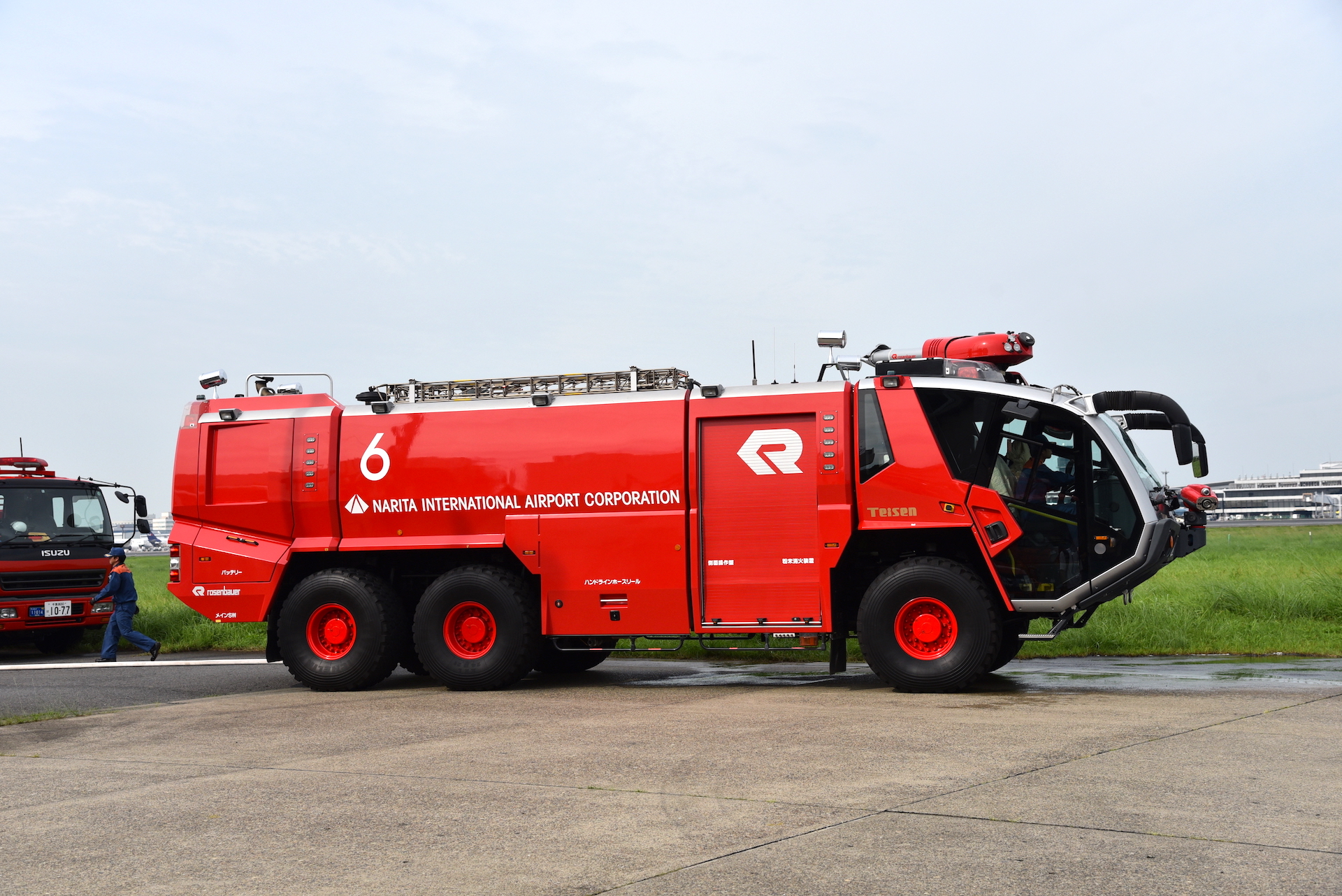 放水後の「12500型化学消防車 パンター6×6」と「HRET型空港用化学消防車 ストライカー6×6」