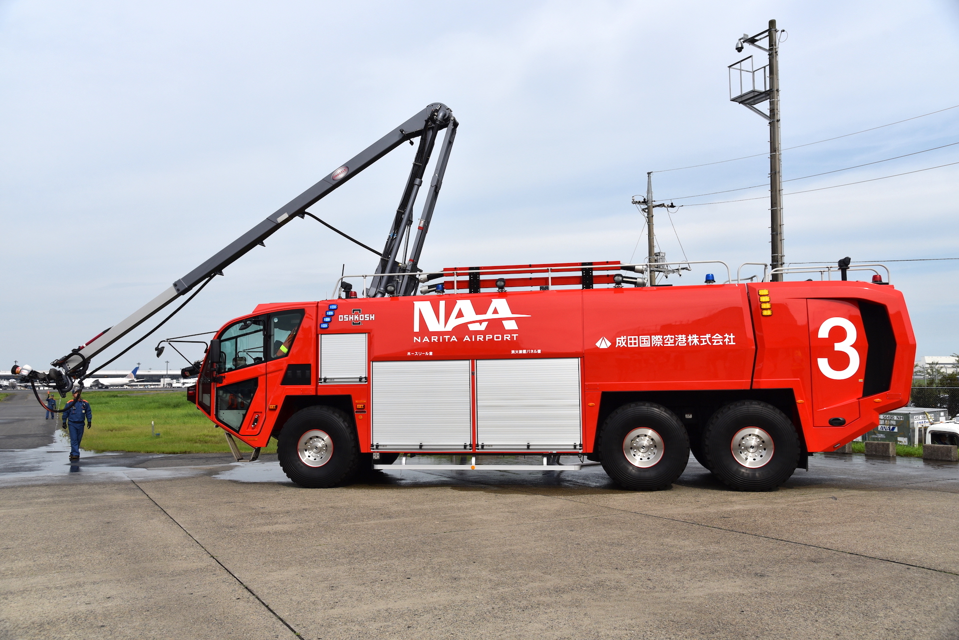 放水後の「12500型化学消防車 パンター6×6」と「HRET型空港用化学消防車 ストライカー6×6」
