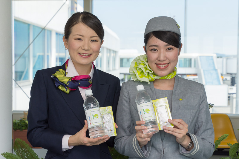 CAの2名は、就航当時のスカイネットアジア航空の制服と、ソラシドエアの現在の制服を着用