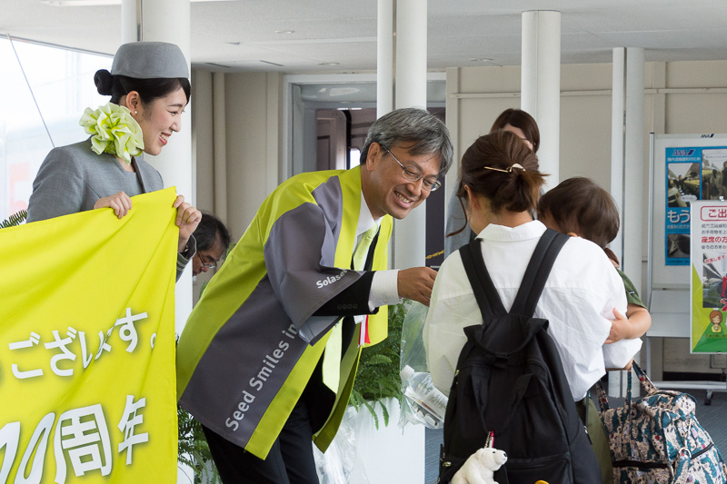 SNA74便（鹿児島10時55分発～羽田12時35分着）の搭乗客に記念品として、いずれも就航10周年ロゴマーク入りの関平鉱泉水、ソラシドマグネットをプレゼント