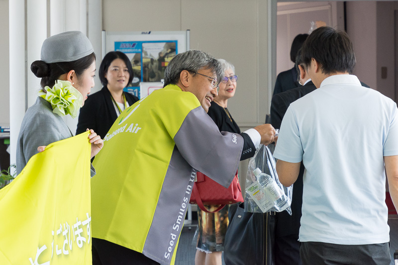 SNA74便（鹿児島10時55分発～羽田12時35分着）の搭乗客に記念品として、いずれも就航10周年ロゴマーク入りの関平鉱泉水、ソラシドマグネットをプレゼント