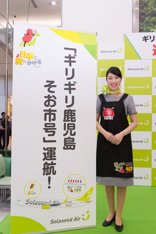 機内ではCA（客室乗務員）が曽於市オリジナルエプロンを着用