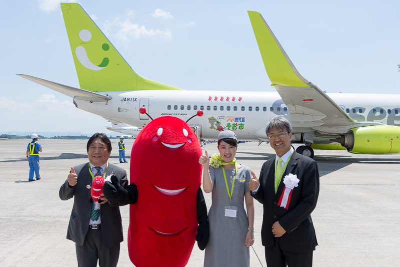 曽於市長 五位塚氏やソラシドエア社長 髙橋氏が機体をバックに記念撮影