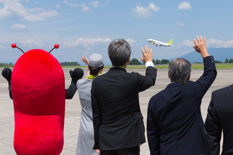 最後まで手を振って見送るそお星人ら関係者