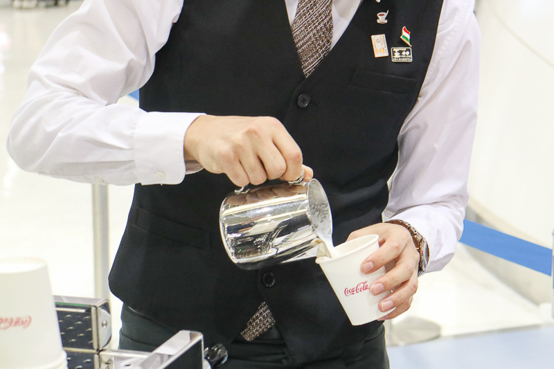 コーヒーにスチームドミルクを注ぎ