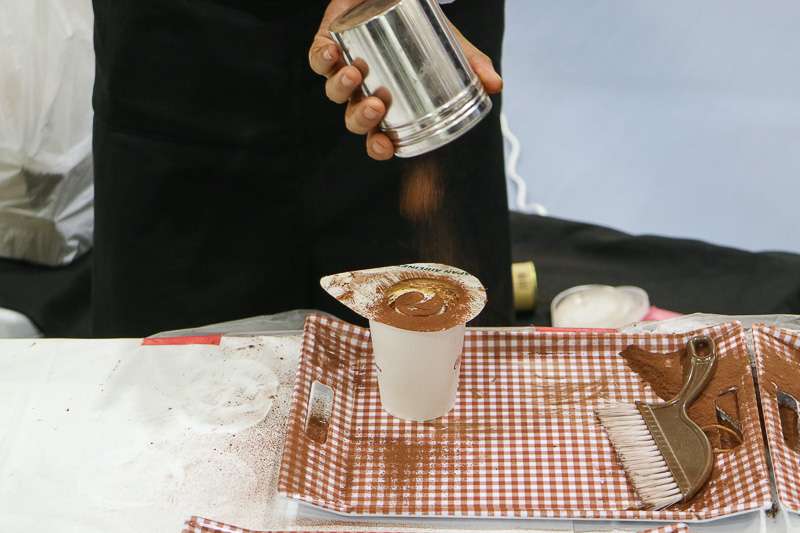 型紙を載せてパウダーを振って