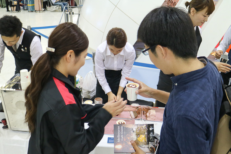 コーヒーの提供には長い列ができ、JALのロゴマーク入りに利用客も喜んでいた